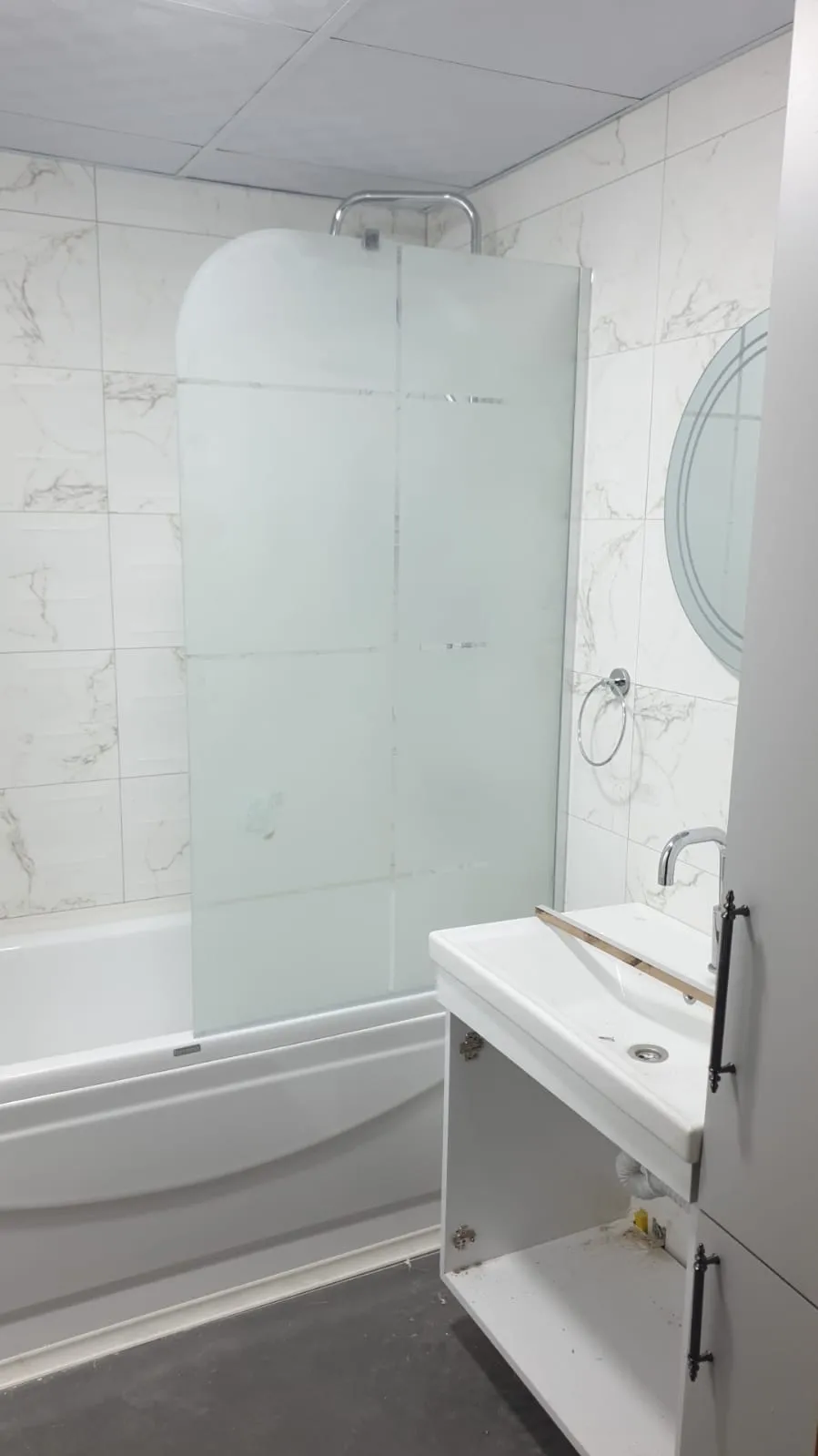 Krom profilli tek kanatlı cam duş paneli, oval üst kenarlı buzlu cam