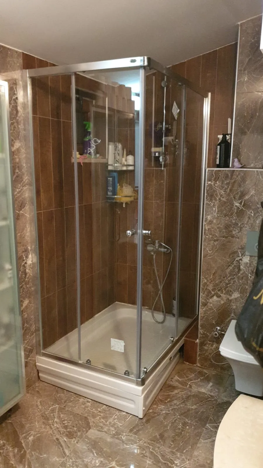 Duş teknesi üzerine monte edilmiş köşe duşakabin, krom profil, şeffaf cam