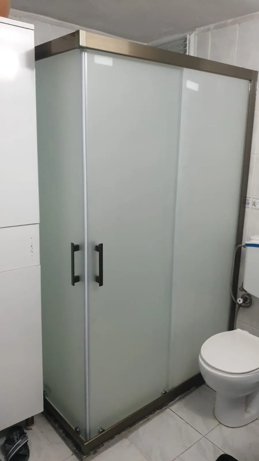 İnox üst kuşaklı köşe duşakabin, tamamı buzlu cam, siyah kulplu kanatlar