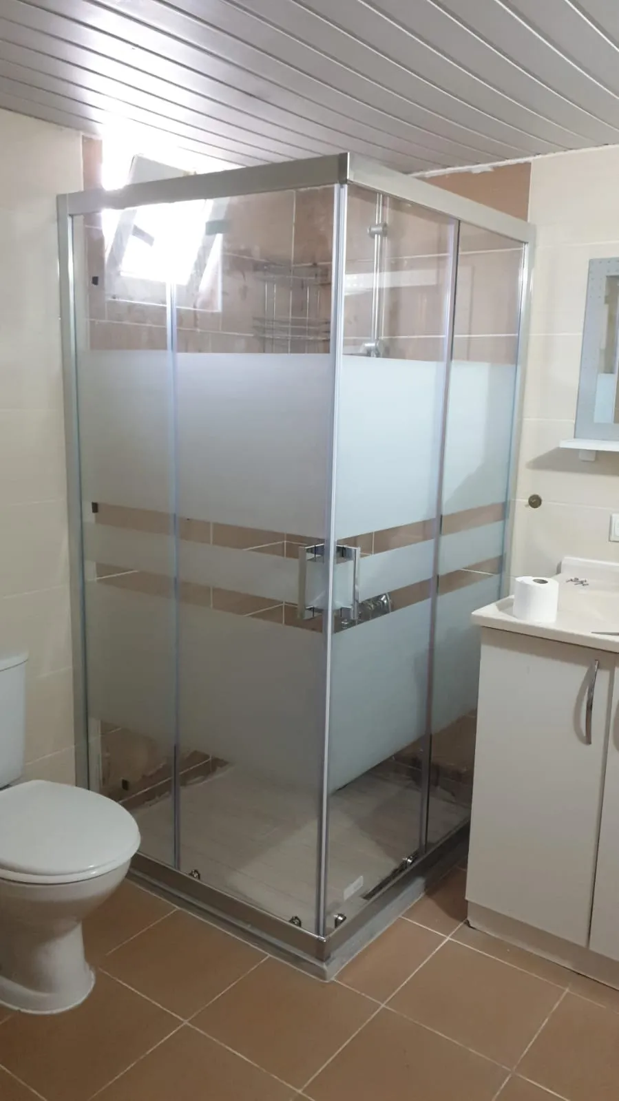 Krom profilli köşe duşakabin, orta bant kumlamalı cam, banyo dolabı yanına montaj