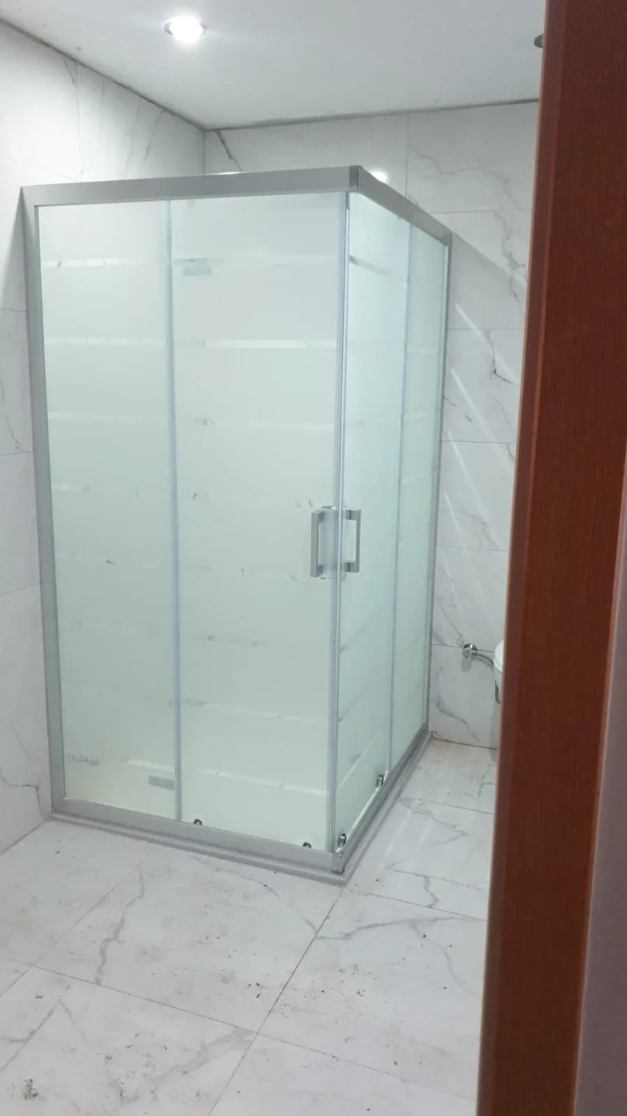 Krom profilli köşe duşakabin, tamamı satine buzlu cam, beyaz mermer zemin