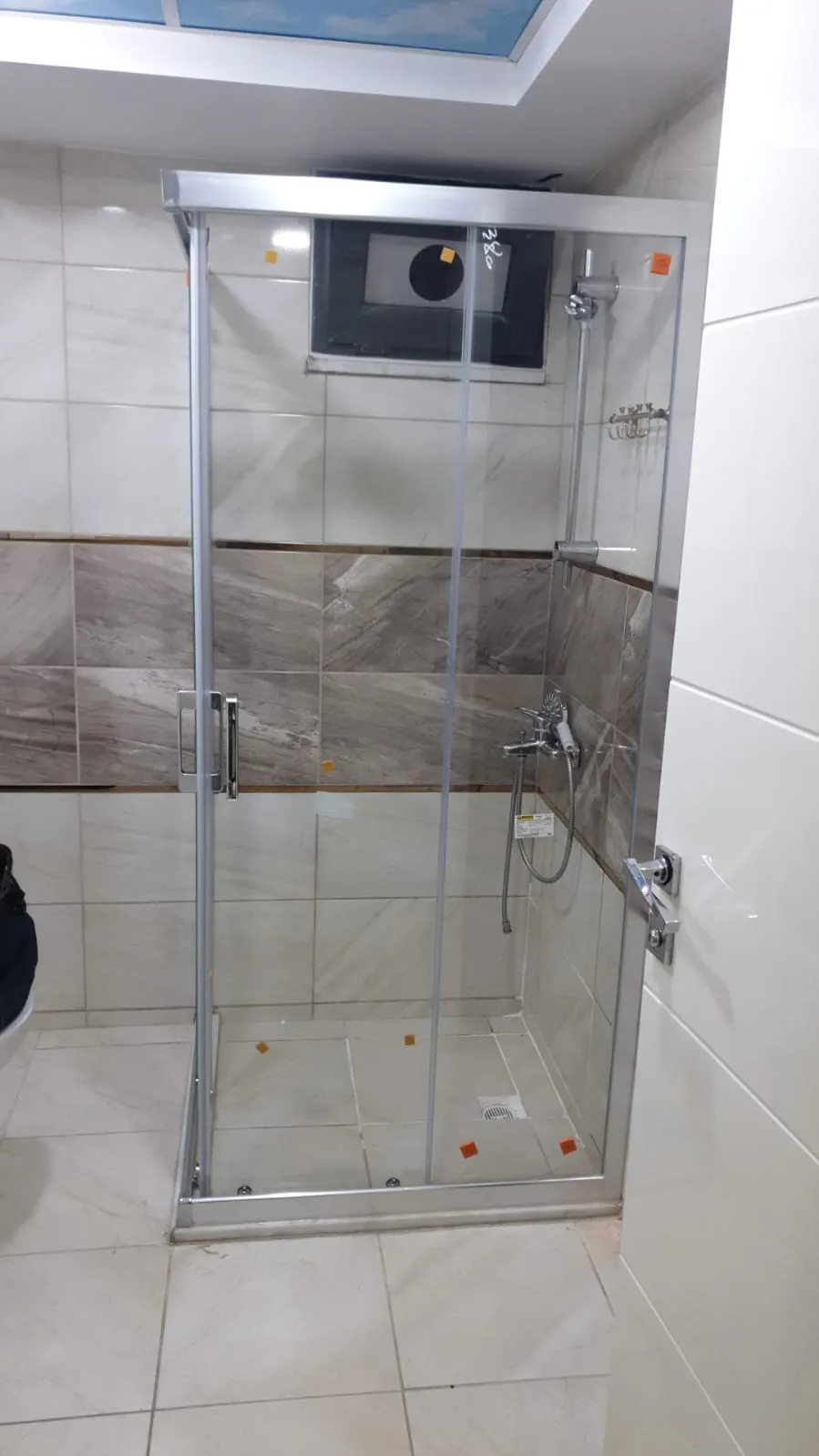 Krom profilli köşe duşakabin, şeffaf temperli cam, duvara ankastre bataryalı duş