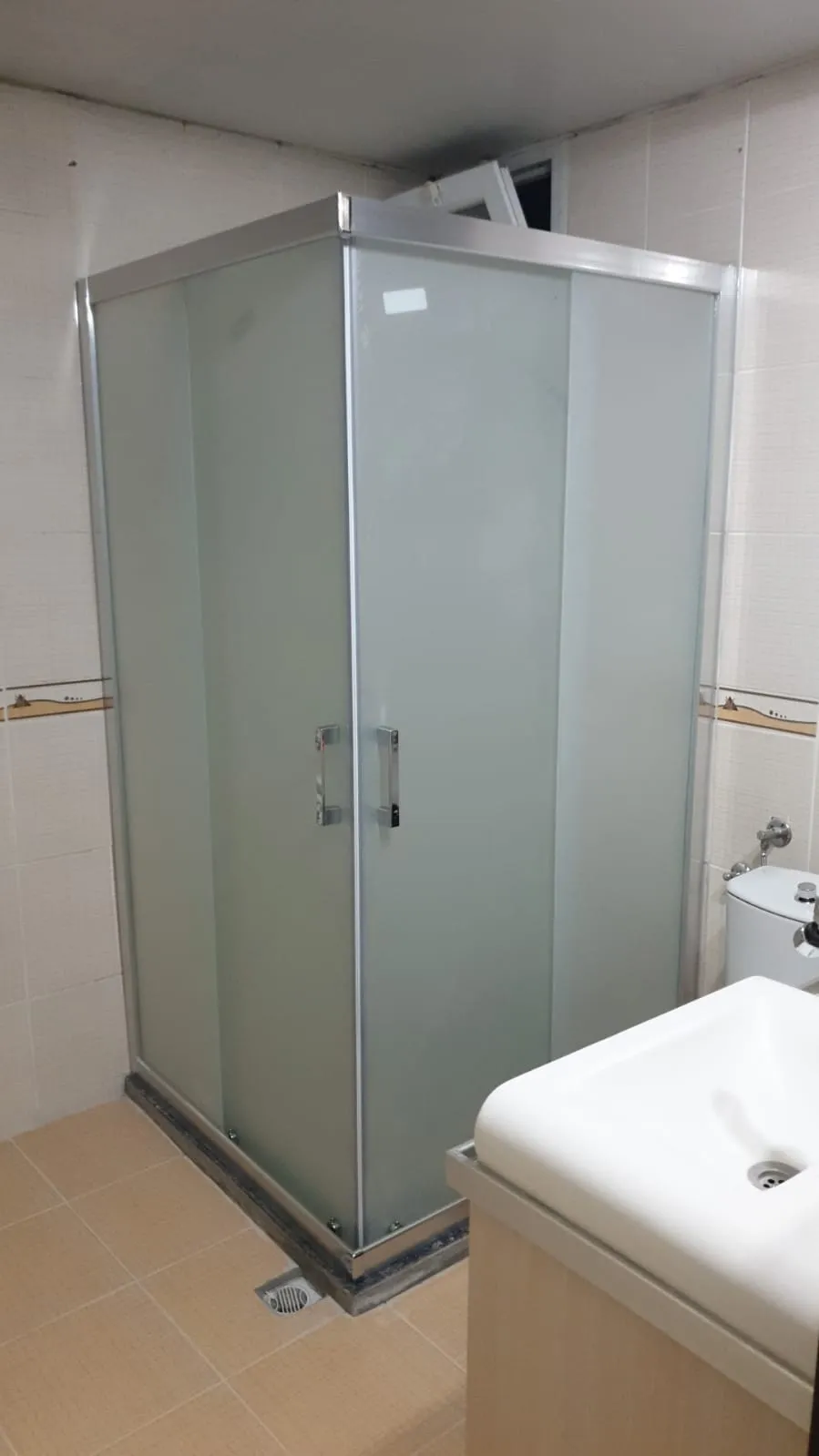 Krom profilli köşe duşakabin, tamamı buzlu cam, küçük banyoya ölçüye özel imalat