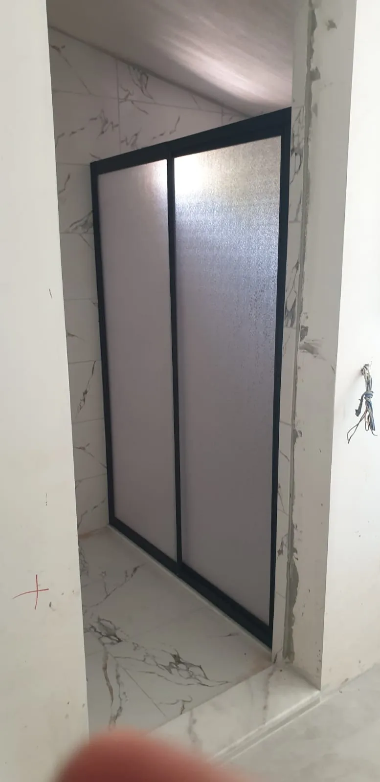Niş içine ölçüye özel mika duşakabin, siyah profil ve dokulu panel