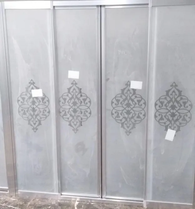 21 numaralı desen: her panele tekrarlanan damask motifi işlenmiş cam kumlama