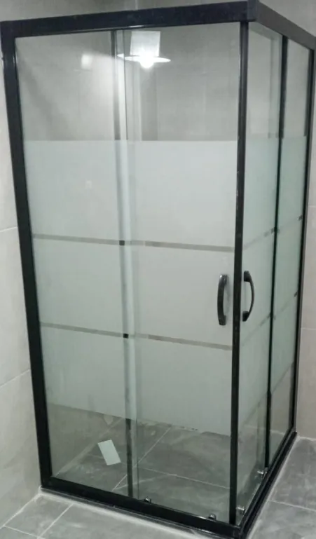 17 numaralı desen: siyah profilli kabinde geniş buzlu bantlarla bölünmüş cam