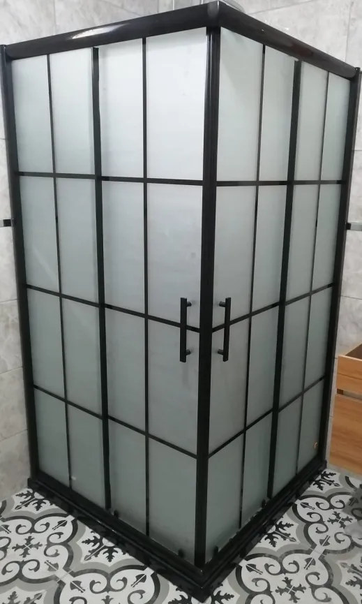 6 numaralı desen: siyah profilli kabinde kareli bauhaus bölme, tamamı buzlu cam