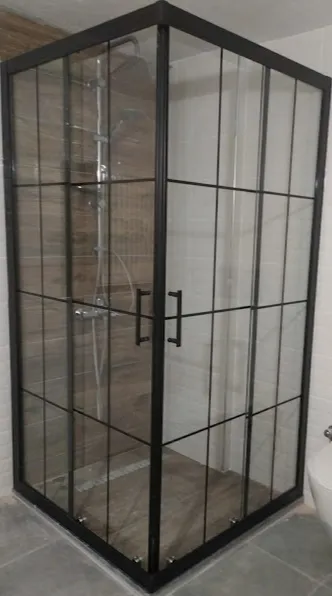 5 numaralı desen: şeffaf cam üzerine siyah kareli bauhaus bölme, ferforje görünüm